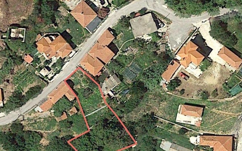Κατηχώρι Πήλιο.Πωλείται οικόπεδο  εντός ορίων οικισμού οικοδομήσιμο επιφανείας 664,40τμ.Έχει πρόσωπο στην κεντρική με άσφαλτο οδό.