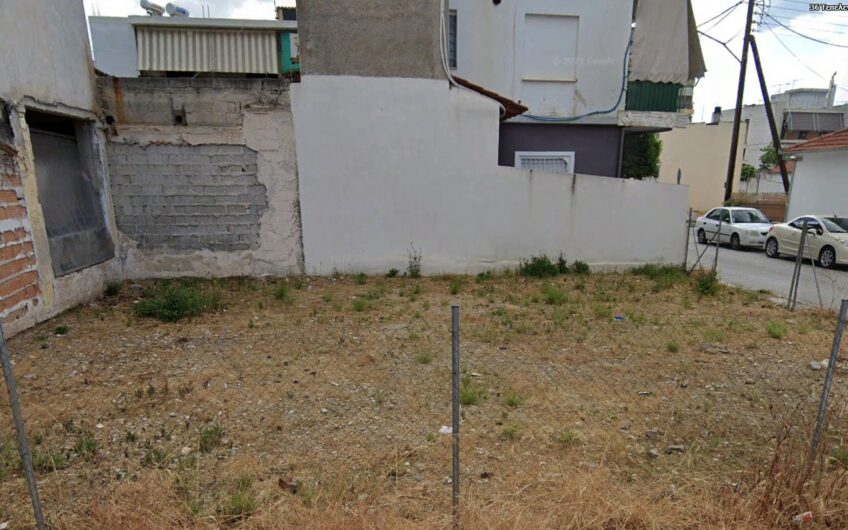 Πωλείται γωνιακό οικόπεδο άρτιο και οικοδομήσιμο στην Ν.Ιωνία.Βρίσκεται σε κεντρική περιοχή σε μεγάλους δρόμους όπου υπάρχουν εμπορικά καταστήματα,σχολείο,Γυμνάσιο και αστικό λεοφωρείο. Κατάλληλο και για επαγγελματική στέγη εκτός της κατοικίας.