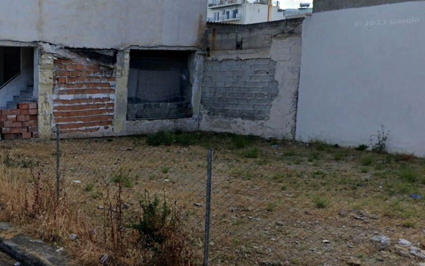 Πωλείται γωνιακό οικόπεδο άρτιο και οικοδομήσιμο στην Ν.Ιωνία.Βρίσκεται σε κεντρική περιοχή σε μεγάλους δρόμους όπου υπάρχουν εμπορικά καταστήματα,σχολείο,Γυμνάσιο και αστικό λεοφωρείο. Κατάλληλο και για επαγγελματική στέγη εκτός της κατοικίας.