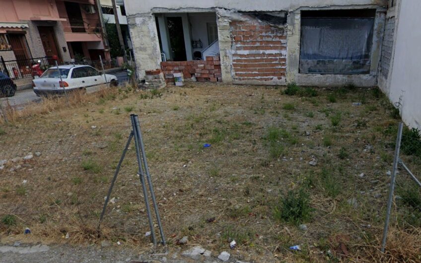 Πωλείται γωνιακό οικόπεδο άρτιο και οικοδομήσιμο στην Ν.Ιωνία.Βρίσκεται σε κεντρική περιοχή σε μεγάλους δρόμους όπου υπάρχουν εμπορικά καταστήματα,σχολείο,Γυμνάσιο και αστικό λεοφωρείο. Κατάλληλο και για επαγγελματική στέγη εκτός της κατοικίας.