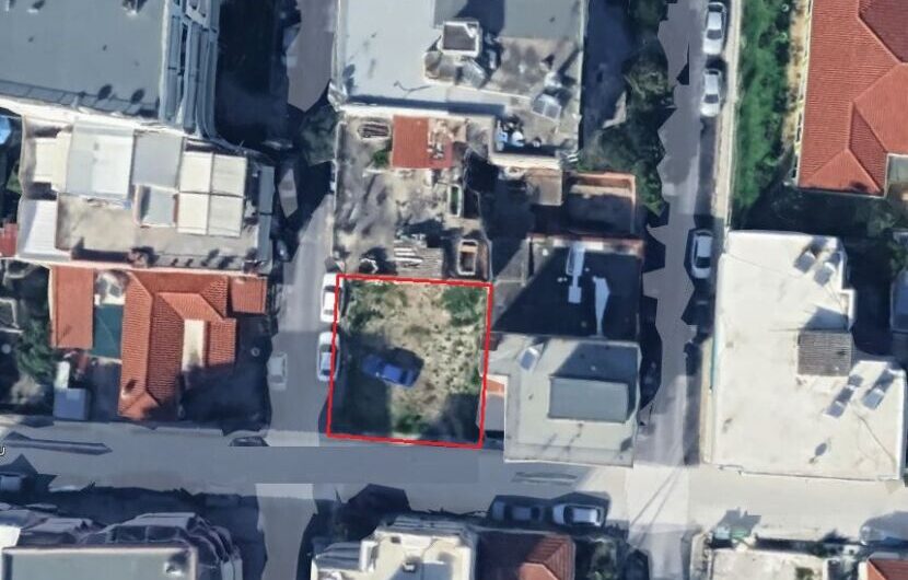 Πωλείται γωνιακό οικόπεδο άρτιο και οικοδομήσιμο στην Ν.Ιωνία.Βρίσκεται σε κεντρική περιοχή σε μεγάλους δρόμους όπου υπάρχουν εμπορικά καταστήματα,σχολείο,Γυμνάσιο και αστικό λεοφωρείο. Κατάλληλο και για επαγγελματική στέγη εκτός της κατοικίας.